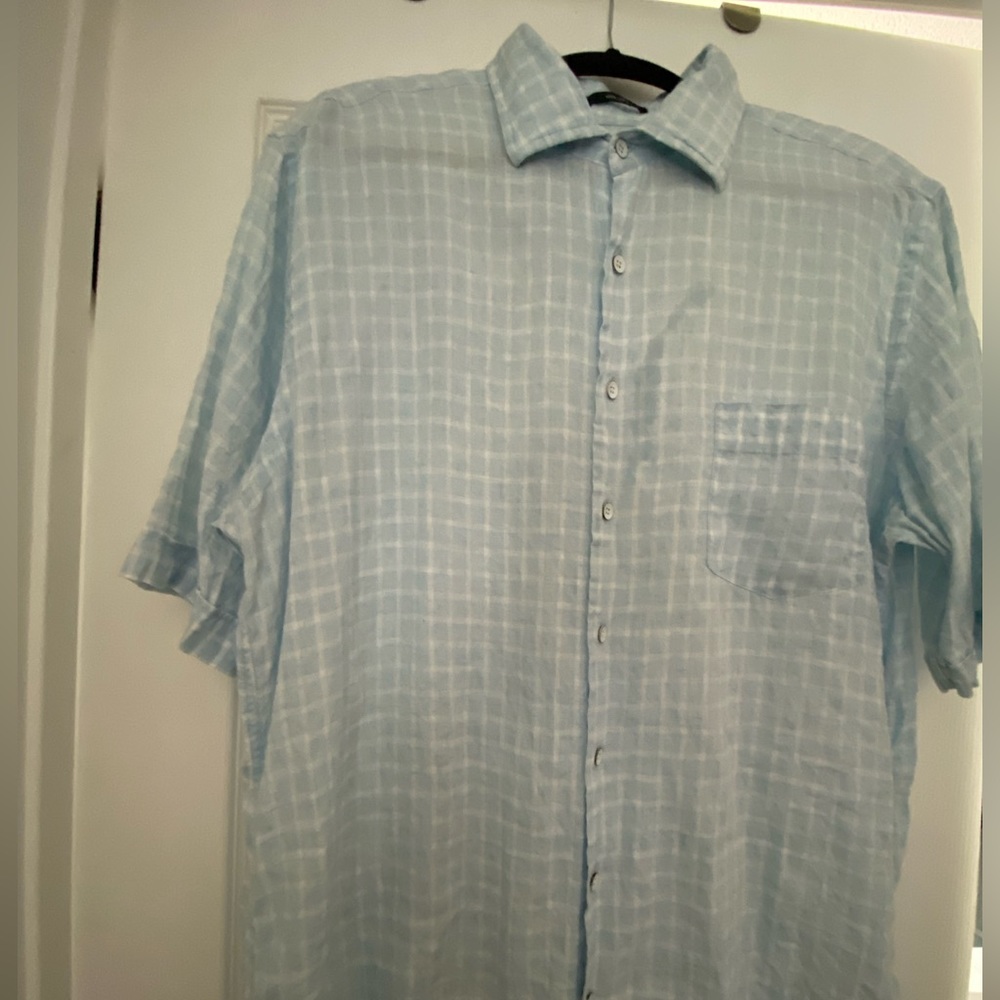 Rodd and Gunn men’s 100% linen short sleeve button down. Light blue/white.